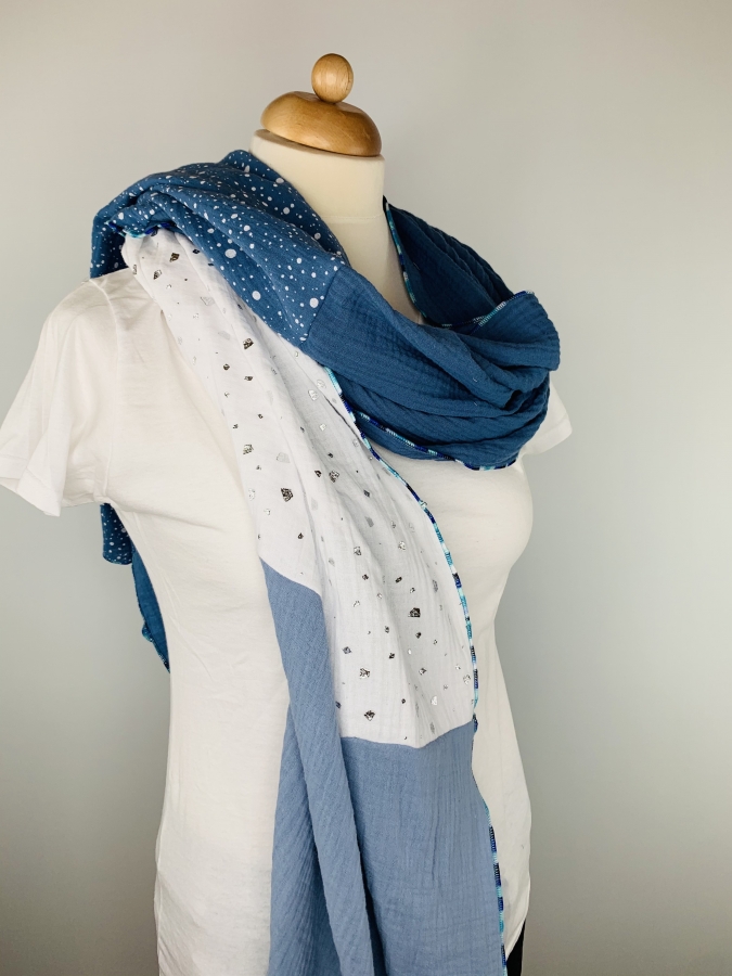 Baumwollschal in der Farbkombination Hellblau, Weiß mit Glitzerelementen, Graublau und Blau mit weißen Punkten